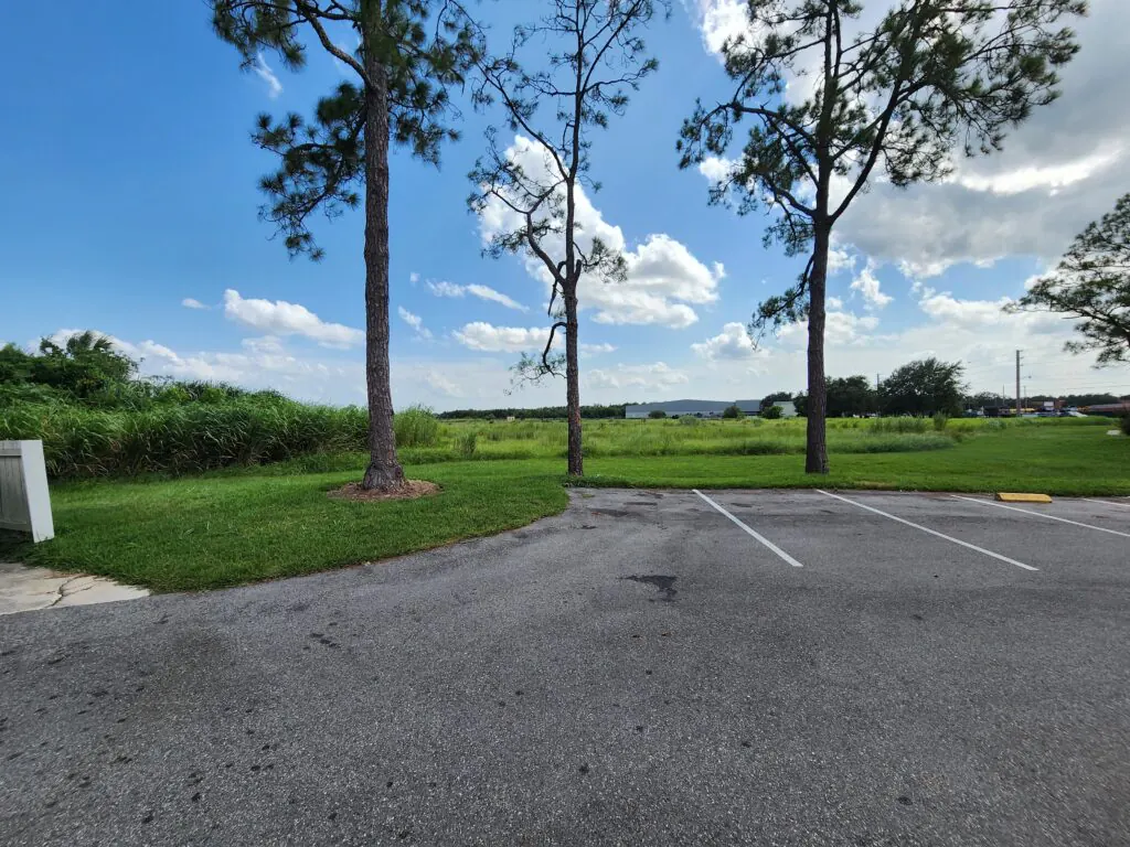 Heatherwood apartment community grounds in Kissimmee