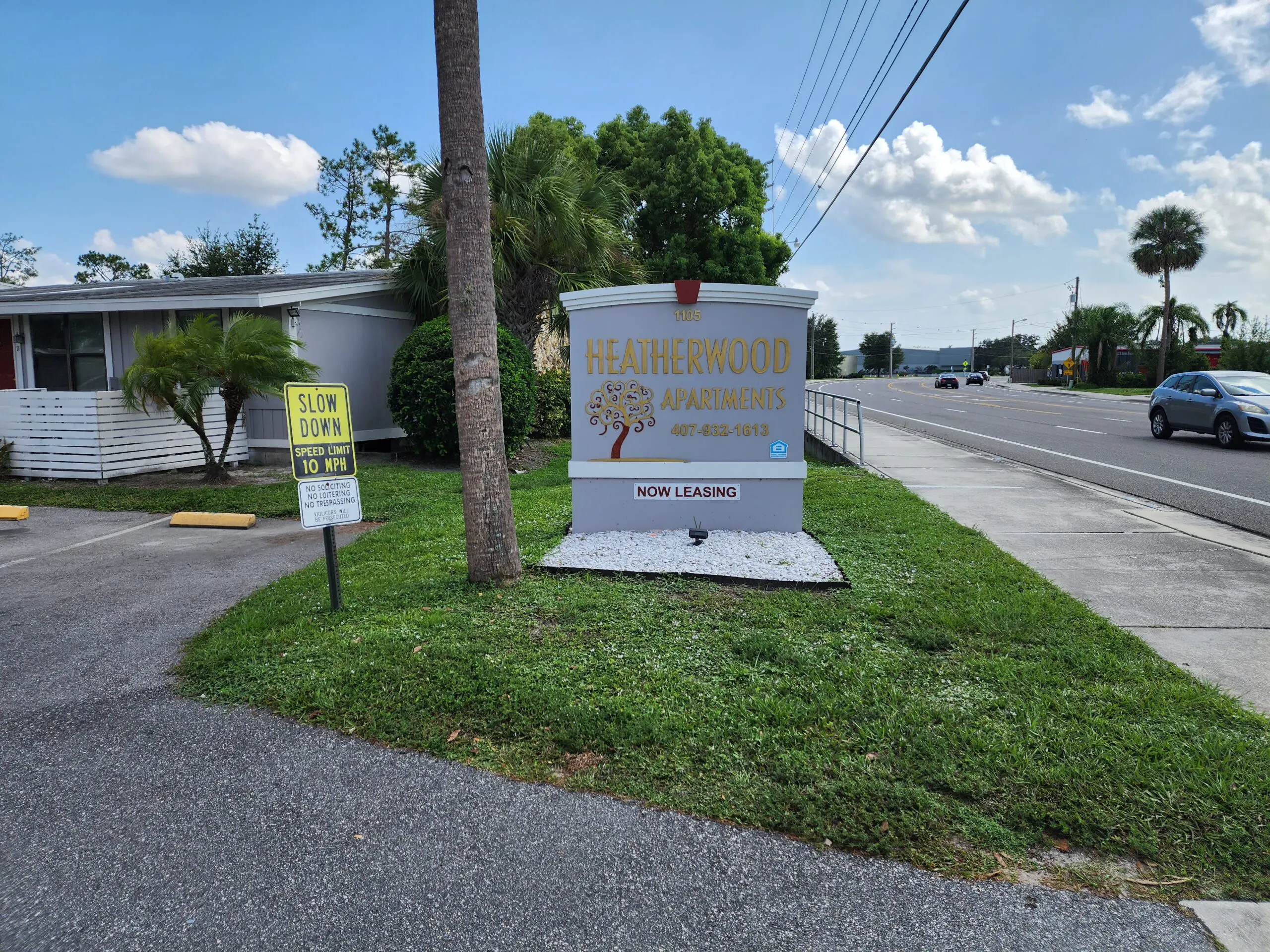 Landscaped exterior of Heatherwood Apartments